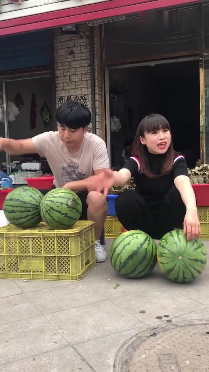 摆地摊男网红吃瓜视频,揭秘地摊经济背后的生活百态