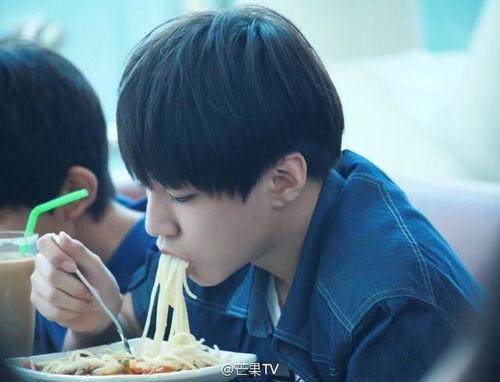 张翰王俊凯吃瓜视频,揭秘娱乐圈幕后真相