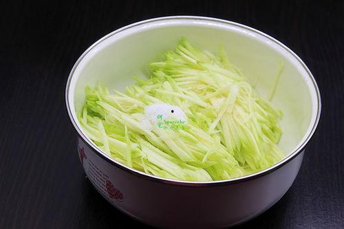 小阿瓜吃银鱼视频,趣味吃播引网友热议