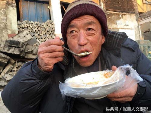 临沂最火大爷吃捎瓜视频,这瓜太香了！