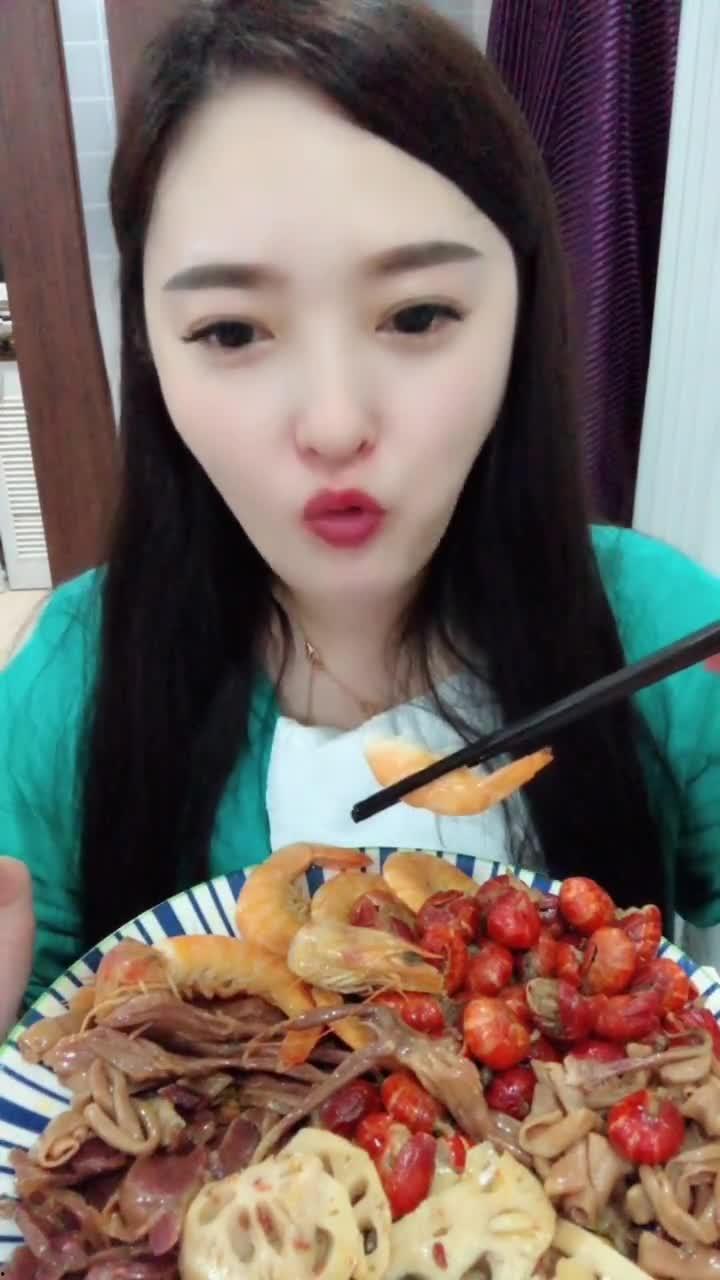 中大奖的小姐姐吃瓜视频,揭秘中奖后的生活点滴