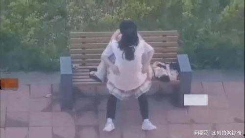 情侣互相泼水吃瓜视频,甜蜜瓜果见证爱情甜蜜瞬间